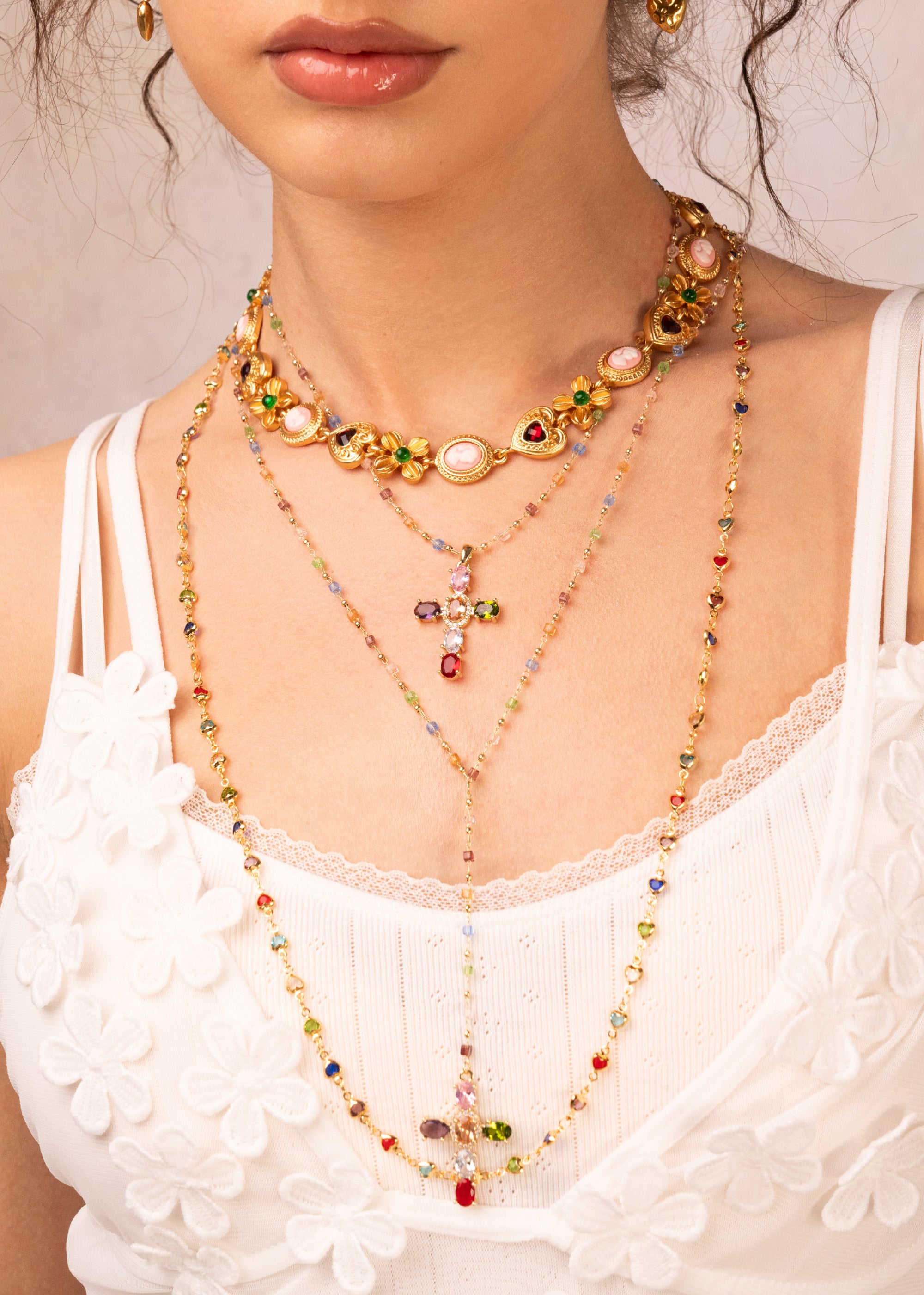 Collar Geraldine Cruz de Cristal de Colores Dorado