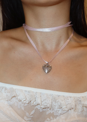 Collar con medallón de amor rosa de Dan