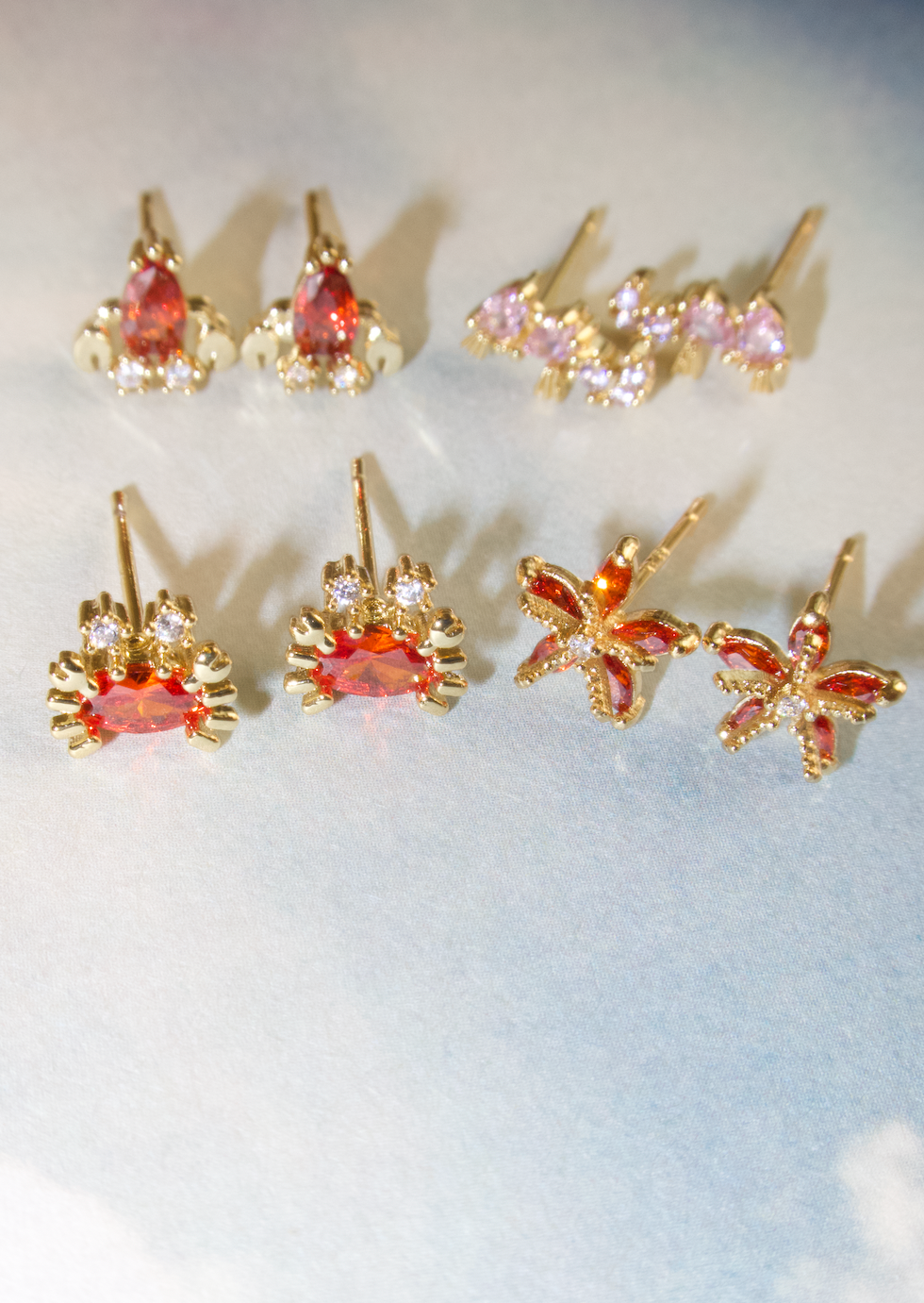 Pendientes pequeños con forma de caballito de mar rosa brillante