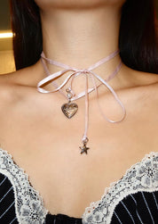 Collar con medallón de amor rosa de Dan