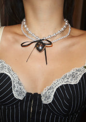 Collar de perlas de corazón de plata con lazo negro de San Valentín